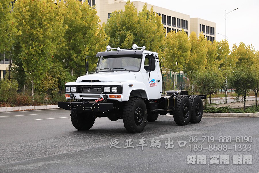 东风白色经典六驱6x6全驱EQ2082越野专用车底盘